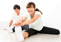 ストレッチをする夫婦